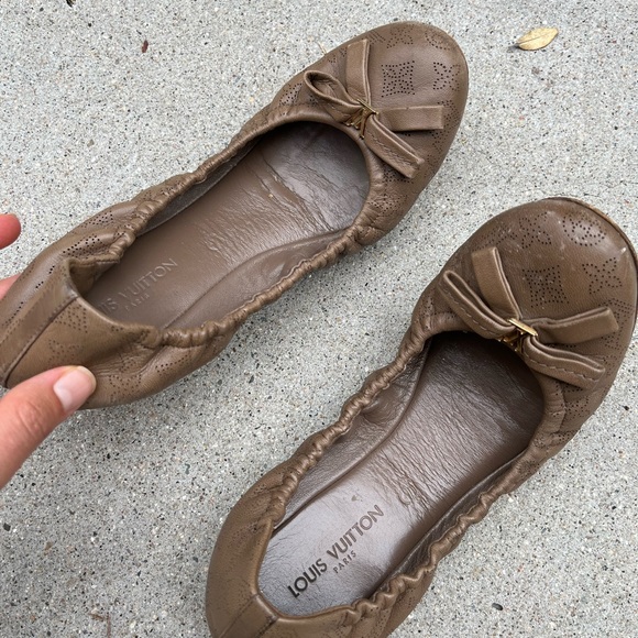 Louis Vuitton Tan Leather Ballerina Flats. - Picture 1 of 3